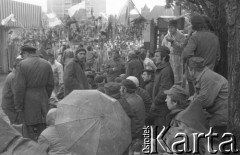 Sierpień 1980, Gdańsk, Polska.
Strajk okupacyjny w Stoczni Gdańskiej im. Lenina. Stoczniowcy przy bramie nr 2, za którą zgromadziły się rodziny strajkujących.
Fot. Zbigniew Trybek, zbiory Ośrodka KARTA

