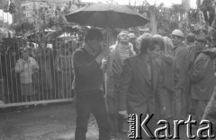 Sierpień 1980, Gdańsk, Polska.
Strajk okupacyjny w Stoczni Gdańskiej im. Lenina. Robotnicy na terenie stoczni. Na pierwszym planie Lech Wałęsa. Za bramą zgromadzeni tłumnie ludzie popierający strajk.
Fot. Zbigniew Trybek, zbiory Ośrodka KARTA

