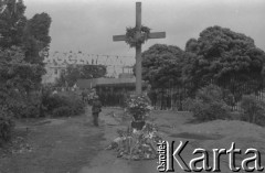 Sierpień 1980, Gdańsk, Polska.
Strajk okupacyjny w Stoczni Gdańskiej im. Lenina. Krzyż upamiętniający stoczniowców poległych w grudniu 1970 roku.
Fot. Zbigniew Trybek, zbiory Ośrodka KARTA

