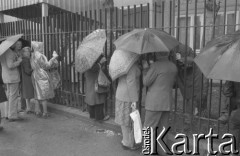 Sierpień 1980, Gdańsk, Polska.
Strajk okupacyjny w Stoczni Gdańskiej im. Lenina. Strajkujący rozmawiają przez ogrodzenie z rodzinami.
Fot. Zbigniew Trybek, zbiory Ośrodka KARTA

