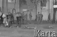 Sierpień 1980, Gdańsk, Polska.
Strajk okupacyjny w Stoczni Gdańskiej im. Lenina. Strajkujący rozmawiają przez ogrodzenie z rodzinami.
Fot. Zbigniew Trybek, zbiory Ośrodka KARTA

