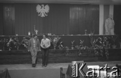 Sierpień 1980, Gdańsk, Polska.
Strajk okupacyjny w Stoczni Gdańskiej im. Lenina. Sala BHP, dwóch mężczyzn rozmawia. Za stołem prezydialnym widoczna rzeźba Lenina.
Fot. Zbigniew Trybek, zbiory Ośrodka KARTA

