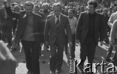 Sierpień 1980, Gdańsk, Polska.
Strajk okupacyjny w Stoczni Gdańskiej im. Lenina. W pierwszym rzędzie idą (od lewej): Lech Wałęsa, wojewoda gdański Jerzy Kołodziejski i dyrektor stoczni Klemens Gniech.
Fot. Zbigniew Trybek, zbiory Ośrodka KARTA


