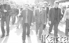 Sierpień 1980, Gdańsk, Polska.
Strajk okupacyjny w Stoczni Gdańskiej im. Lenina. W pierwszym rzędzie idą (od lewej): Lech Wałęsa, wojewoda gdański Jerzy Kołodziejski i dyrektor stoczni Klemens Gniech; za nimi: Andrzej Gwiazda i Bogdan Lis.
Fot. Zbigniew Trybek, zbiory Ośrodka KARTA

