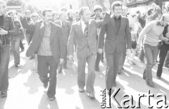 Sierpień 1980, Gdańsk, Polska.
Strajk okupacyjny w Stoczni Gdańskiej im. Lenina. W pierwszym rzędzie idą (od lewej): Lech Wałęsa, wojewoda gdański Jerzy Kołodziejski i dyrektor stoczni Klemens Gniech; za nimi: Lech Bądkowski, Andrzej Gwiazda i Bogdan Lis.
Fot. Zbigniew Trybek, zbiory Ośrodka KARTA

