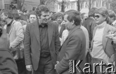 Sierpień 1980, Gdańsk, Polska.
Strajk okupacyjny w Stoczni Gdańskiej im. Lenina. Lech Wałęsa rozmawia z dyrektorem stoczni Klemensem Gniechem; w głębi widoczny Bogdan Lis.
Fot. Zbigniew Trybek, zbiory Ośrodka KARTA

