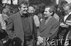Sierpień 1980, Gdańsk, Polska.
Strajk okupacyjny w Stoczni Gdańskiej im. Lenina. Lech Wałęsa rozmawia z dyrektorem stoczni Klemensem Gniechem. W głębi po lewej widoczny Bogdan Lis, 2. z prawej ochroniarz Lecha Wałęsy Waldemar Stawicki.
Fot. Zbigniew Trybek, zbiory Ośrodka KARTA

