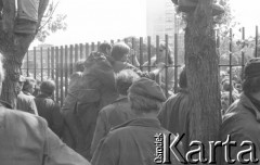 Sierpień 1980, Gdańsk, Polska.
Strajk okupacyjny w Stoczni Gdańskiej im. Lenina. Strajkujący rozmawiają przez ogrodzenie z rodzinami.
Fot. Zbigniew Trybek, zbiory Ośrodka KARTA

