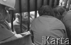 Sierpień 1980, Gdańsk, Polska.
Strajk okupacyjny w Stoczni Gdańskiej im. Lenina. Strajkujący rozmawiają przez ogrodzenie z rodzinami.
Fot. Zbigniew Trybek, zbiory Ośrodka KARTA

