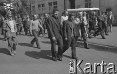 Sierpień 1980, Gdańsk, Polska.
Strajk okupacyjny w Stoczni Gdańskiej im. Lenina. Z przodu idą: dyrektor stoczni Klemens Gniech i Lech Wałęsa; za nim widoczny Krzysztof Wyszkowski (w jasnej koszulce).
Fot. Zbigniew Trybek, zbiory Ośrodka KARTA

