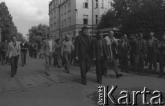Sierpień 1980, Gdańsk, Polska.
Strajk okupacyjny w Stoczni Gdańskiej im. Lenina. W pierwszym rzędzie idą: Lech Wałęsa i dyrektor stoczni Klemens Gniech.
Fot. Zbigniew Trybek, zbiory Ośrodka KARTA

