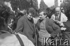 Sierpień 1980, Gdańsk, Polska.
Strajk okupacyjny w Stoczni Gdańskiej im. Lenina. Lech Wałęsa rozmawia z dyrektorem stoczni Klemensem Gniechem.
Fot. Zbigniew Trybek, zbiory Ośrodka KARTA

