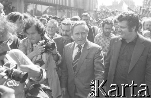 Sierpień 1980, Gdańsk, Polska.
Strajk okupacyjny w Stoczni Gdańskiej im. Lenina. Na pierwszym planie wojewoda gdański Jerzy Kołodziejski (w środku) i dyrektor stoczni Klemens Gniech, za nim Lech Wałęsa. Dalej widoczny Lech Bądkowski i Andrzej Gwiazda.
Fot. Zbigniew Trybek, zbiory Ośrodka KARTA

