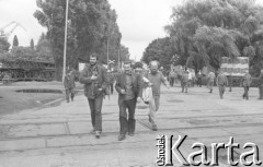 Sierpień 1980, Gdańsk, Polska.
Strajk okupacyjny w Stoczni Gdańskiej im. Lenina. W środku idzie Lech Wałęsa, z lewej fotograf Zbigniew Trybek.
Fot. Zbigniew Trybek, zbiory Ośrodka KARTA

