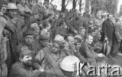 Sierpień 1980, Gdańsk, Polska.
Strajk okupacyjny w Stoczni Gdańskiej im. Lenina. Stoczniowcy siedzą na ławkach.
Fot. Zbigniew Trybek, zbiory Ośrodka KARTA


