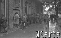 Sierpień 1980, Gdańsk, Polska.
Strajk okupacyjny w Stoczni Gdańskiej im. Lenina. Strajkujący robotnicy zgromadzeni pod salą BHP.
Fot. Zbigniew Trybek, zbiory Ośrodka KARTA
