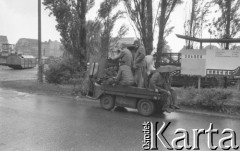 Sierpień 1980, Gdańsk, Polska.
Strajk okupacyjny w Stoczni Gdańskiej im. Lenina. Stoczniowcy na wózku.
Fot. Zbigniew Trybek, zbiory Ośrodka KARTA


