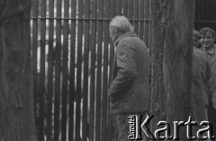 Sierpień 1980, Gdańsk, Polska.
Strajk okupacyjny w Stoczni Gdańskiej im. Lenina. Strajkujący rozmawiają przez ogrodzenie z rodzinami.
Fot. Zbigniew Trybek, zbiory Ośrodka KARTA


