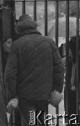 Sierpień 1980, Gdańsk, Polska.
Strajk okupacyjny w Stoczni Gdańskiej im. Lenina. Strajkujący rozmawiają przez ogrodzenie z rodzinami.
Fot. Zbigniew Trybek, zbiory Ośrodka KARTA

