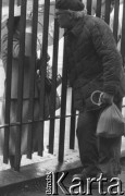 Sierpień 1980, Gdańsk, Polska.
Strajk okupacyjny w Stoczni Gdańskiej im. Lenina. Strajkujący rozmawiają przez ogrodzenie z rodzinami.
Fot. Zbigniew Trybek, zbiory Ośrodka KARTA

