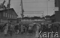 Sierpień 1980, Gdańsk, Polska.
Strajk okupacyjny w Stoczni Gdańskiej im. Lenina. Ludzie zgromadzeni przed bramą nr 3 stoczni. Na stoczniowym budynku po prawej tablica z hasłem 