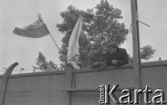 Sierpień 1980, Gdańsk, Polska.
Strajk okupacyjny w Stoczni Gdańskiej im. Lenina. Robotnicy wsparci o mur otaczający stocznię.
Fot. Zbigniew Trybek, zbiory Ośrodka KARTA

