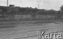 Sierpień 1980, Gdańsk, Polska.
Strajk okupacyjny w Stoczni Gdańskiej im. Lenina. Na murze otaczającym stocznię hasła: 