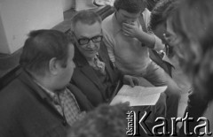 Sierpień 1980, Gdańsk, Polska.
Strajk okupacyjny w Stoczni Gdańskiej im. Lenina. Lech Bądkowski (w środku) rozmawia ze strajkującymi.
Fot. Zbigniew Trybek, zbiory Ośrodka KARTA

