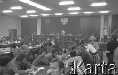 Sierpień 1980, Gdańsk, Polska.
Strajk okupacyjny w Stoczni Gdańskiej im. Lenina. Sala BHP w przerwie obrad Międzyzakładowego Komitetu Strajkowego. Przy stołach siedzą delegaci strajkujących zakładów.
Fot. Zbigniew Trybek, zbiory Ośrodka KARTA

