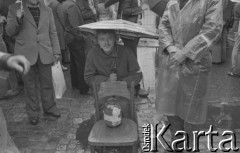 Sierpień 1980, Gdańsk, Polska.
Strajk okupacyjny w Stoczni Gdańskiej im. Lenina. Stoczniowcy zbierają składki wśród strajkujących.
Fot. Zbigniew Trybek, zbiory Ośrodka KARTA

