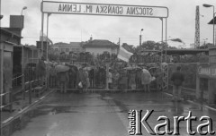 Sierpień 1980, Gdańsk, Polska.
Strajk okupacyjny w Stoczni Gdańskiej im. Lenina. Ludzie zgromadzeni za bramą nr 3 stoczni.
Fot. Zbigniew Trybek, zbiory Ośrodka KARTA

