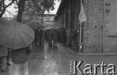 Sierpień 1980, Gdańsk, Polska.
Strajk okupacyjny w Stoczni Gdańskiej im. Lenina. Strajkujący robotnicy zgromadzeni pod salą BHP.
Fot. Zbigniew Trybek, zbiory Ośrodka KARTA
