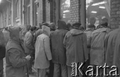Sierpień 1980, Gdańsk, Polska.
Strajk okupacyjny w Stoczni Gdańskiej im. Lenina. Strajkujący robotnicy zgromadzeni pod salą BHP.
Fot. Zbigniew Trybek, zbiory Ośrodka KARTA

