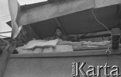 Sierpień 1980, Gdańsk, Polska.
Strajk okupacyjny w Stoczni Gdańskiej im. Lenina. Strajkujący robotnicy siedzą pod zadaszeniem na murze otaczającym stocznię.
Fot. Zbigniew Trybek, zbiory Ośrodka KARTA

