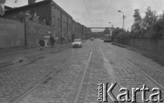 Sierpień 1980, Gdańsk, Polska.
Strajk okupacyjny w Stoczni Gdańskiej im. Lenina. Na murze stoją stoczniowcy. Widok na stoczniowy budynek i tory tramwajowe.
Fot. Zbigniew Trybek, zbiory Ośrodka KARTA

