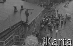 Sierpień 1980, Gdańsk, Polska.
Strajk okupacyjny w Stoczni Gdańskiej im. Lenina. Widok z góry na ludzi zgromadzonych przed bramą nr 3 stoczni.
Fot. Zbigniew Trybek, zbiory Ośrodka KARTA

