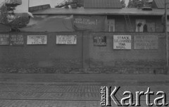 Sierpień 1980, Gdańsk, Polska.
Strajk okupacyjny w Stoczni Gdańskiej im. Lenina. Na murze otaczającym stocznię hasła: 