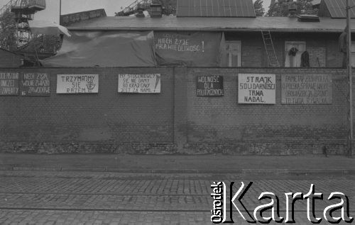 Sierpień 1980, Gdańsk, Polska.
Strajk okupacyjny w Stoczni Gdańskiej im. Lenina. Na murze otaczającym stocznię hasła: 