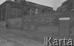 Sierpień 1980, Gdańsk, Polska.
Strajk okupacyjny w Stoczni Gdańskiej im. Lenina. Na murze otaczającym stocznię hasła: 
