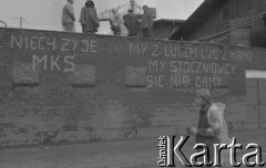Sierpień 1980, Gdańsk, Polska.
Strajk okupacyjny w Stoczni Gdańskiej im. Lenina. Na murze otaczającym stocznię hasła: 