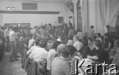 Sierpień 1980, Gdańsk, Polska.
Strajk okupacyjny w Stoczni Gdańskiej im. Lenina. Obrady strajkujących w sali BHP. Przy stołach siedzą delegacje z zakładów trójmiejskich.
Fot. Zbigniew Trybek, zbiory Ośrodka KARTA

