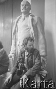Sierpień 1980, Gdańsk, Polska.
Strajk okupacyjny w Stoczni Gdańskiej im. Lenina. Fotoreporter siedzi przy rzeźbie Lenina w sali BHP.
Fot. Zbigniew Trybek, zbiory Ośrodka KARTA

