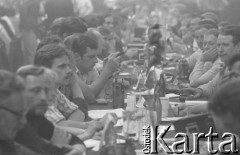 Sierpień 1980, Gdańsk, Polska.
Strajk okupacyjny w Stoczni Gdańskiej im. Lenina. Sala BHP, obrady Międzyzakładowego Komitetu Strajkowego.
Fot. Zbigniew Trybek, zbiory Ośrodka KARTA

