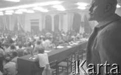 Sierpień 1980, Gdańsk, Polska.
Strajk okupacyjny w Stoczni Gdańskiej im. Lenina. Sala BHP, przerwa w obradach Międzyzakładowego Komitetu Strajkowego. Na pierwszym planie rzeźba Lenina.
Fot. Zbigniew Trybek, zbiory Ośrodka KARTA

