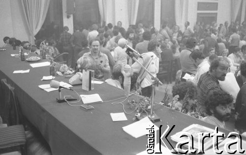 Sierpień 1980, Gdańsk, Polska.
Strajk okupacyjny w Stoczni Gdańskiej im. Lenina. Strajkujący w przerwie obrad w sali BHP.
Fot. Zbigniew Trybek, zbiory Ośrodka KARTA

