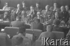 30.08.1980, Gdańsk, Polska.
Strajk okupacyjny w Stoczni Gdańskiej im. Lenina. Negocjacje Międzyzakładowego Komitetu Strajkowego z komisją rządową. Za stołem od prawej siedzą: NN, wicepremier Mieczysław Jagielski, przewodniczący Wojewódzkiej Rady Narodowej w Gdańsku Tadeusz Fiszbach, wojewoda gdański Jerzy Kołodziejski. 
Fot. Zbigniew Trybek, zbiory Ośrodka KARTA
