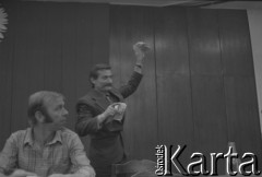 Sierpień 1980, Gdańsk, Polska.
Strajk okupacyjny w Stoczni Gdańskiej im. Lenina. Obrady strajkujących w sali BHP. Lech Wałęsa trzyma plik pieniędzy.
Fot. Zbigniew Trybek, zbiory Ośrodka KARTA

