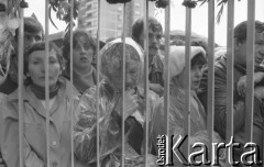 Sierpień 1980, Gdańsk, Polska.
Strajk okupacyjny w Stoczni Gdańskiej im. Lenina. Ludzie zgromadzeni za bramą stoczni.
Fot. Zbigniew Trybek, zbiory Ośrodka KARTA

