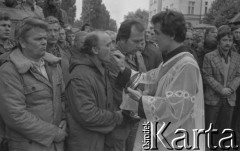 Sierpień 1980, Gdańsk, Polska.
Strajk okupacyjny w Stoczni Gdańskiej im. Lenina. Msza święta na terenie stoczni. Ksiądz udziela komunii świętej.
Fot. Zbigniew Trybek, zbiory Ośrodka KARTA

