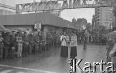 Sierpień 1980, Gdańsk, Polska.
Strajk okupacyjny w Stoczni Gdańskiej im. Lenina. Msza święta na terenie stoczni celebrowana przez ks. Henryka Jankowskiego.
Fot. Zbigniew Trybek, zbiory Ośrodka KARTA

